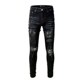 Schwarze Skinny Jeans mit aufgestickten Buchstaben