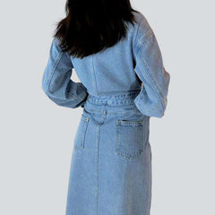 Hellblauer langer Jeansmantel