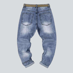 Vaqueros de hombre ligeramente rotos estilo hip hop