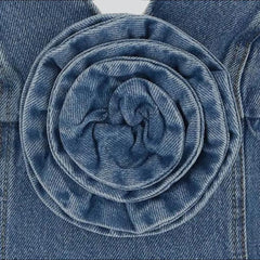 Vestido vaquero sin tirantes con adornos de rosas