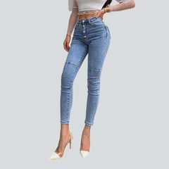 Vaqueros cortos de mujer con botones a la vista