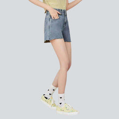Kurze Jeansshorts mit doppeltem Bund
