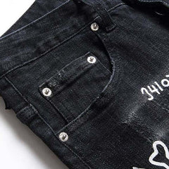 Streetwear-Jeans in Schwarz mit weißem Aufdruck