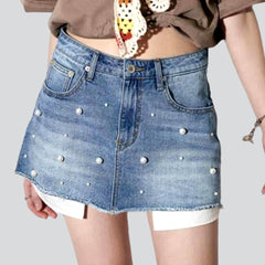 Stilvoller Jeansrock mit Perlenverzierung