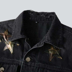 Schwarze Jeansjacke mit Camouflage-Sternen