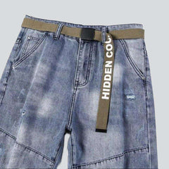 Vaqueros de hombre ligeramente rotos estilo hip hop