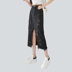 Falda vaquera desgastada con abertura delantera