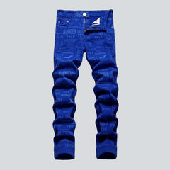 Herrenjeans aus beschriftetem farbigem Stoff
