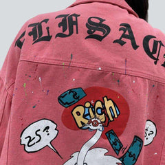 Chaqueta vaquera rosa con estampado en la espalda
