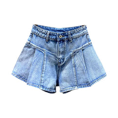 Pantalones cortos de mezclilla de color con piernas plisadas