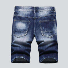 Jeansshorts mit roten Bändern