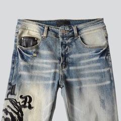 Bestickte Herrenjeans im Streetwear-Stil