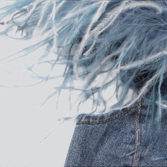 Vestido vaquero sin tirantes con plumas