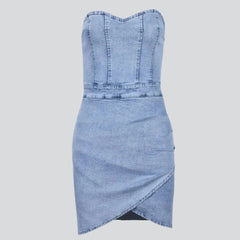 Vestido vaquero sin tirantes con estampado de tulipán