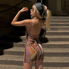 Vestido mini sin espalda con estampado degradado de Sofia Brown