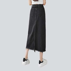 Falda vaquera desgastada con abertura delantera