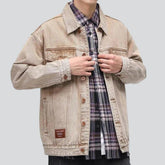 Sandfarbene bestickte Jeansjacke