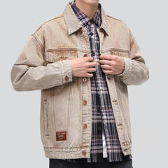 Sandfarbene bestickte Jeansjacke