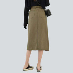 Falda vaquera color caqui con abertura lateral