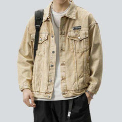 Sandfarbene Jacke mit Rückendruck