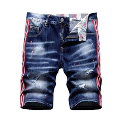 Jeansshorts mit roten Bändern