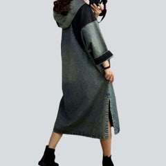 Vestido vaquero de patchwork con capucha