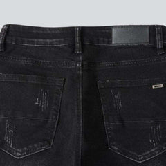 Vaqueros ajustados negros con letras bordadas