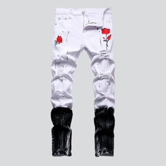 Zerrissene Herrenjeans mit Rosenstickerei