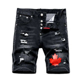 Zerrissene Jeansshorts mit Ahornblatt-Motiv