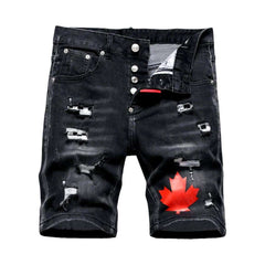 Zerrissene Jeansshorts mit Ahornblatt-Motiv
