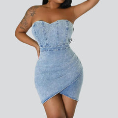 Vestido vaquero sin tirantes con estampado de tulipán