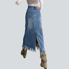 Falda vaquera larga con dobladillo con flecos