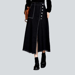 Falda vaquera con abertura y botones asimétricos