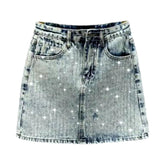 Falda vaquera con adornos de diamantes brillantes