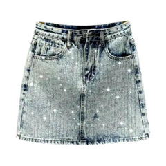 Falda vaquera con adornos de diamantes brillantes