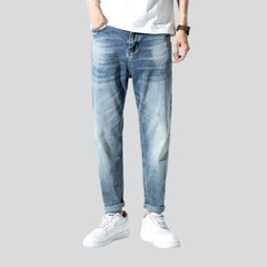 Herrenjeans mit mittlerer Taille und mittlerer Waschung