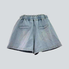 Jeansshorts mit verzierter Herzstickerei