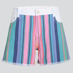 Distressed-Jeansshorts mit Neonstreifen