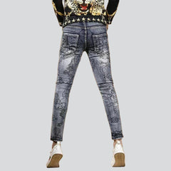 Vaqueros de hombre pintados con dobladillo sin rematar