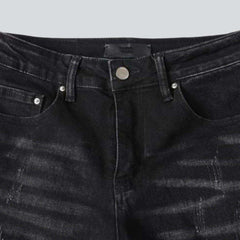 Vaqueros ajustados negros con letras bordadas