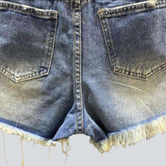 Jeansshorts mit sichtbaren Taschen im Lagenlook