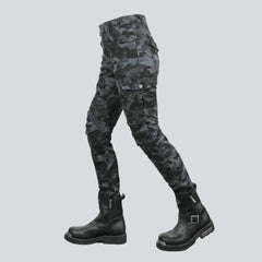 Vaqueros biker de mujer con estampado de camuflaje gris