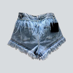 Distressed-Jeansshorts mit Fransenverzierung