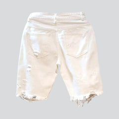 Pantalones cortos vaqueros desgastados para hombre blanco