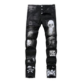 Trendige Herrenjeans mit Totenkopf-Motiv