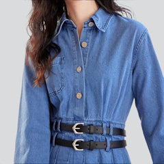 Vestido vaquero plisado con dobladillo sin rematar