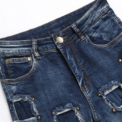 Mit Nieten verzierte Flicken-Jeans für Herren