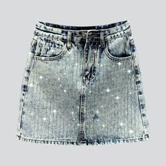 Falda vaquera con adornos de diamantes brillantes
