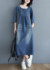 Einfaches blaues langes Denimkleid mit Patchwork-Faltenmuster und Rundhalsausschnitt