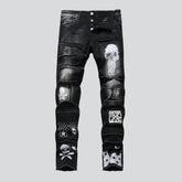 Trendige Herrenjeans mit Totenkopf-Motiv